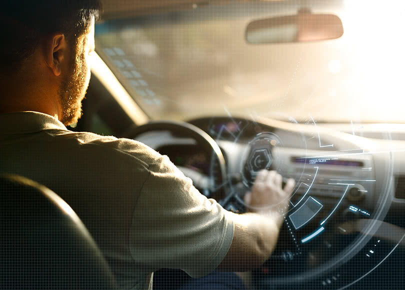 connected-car-driver-810x580