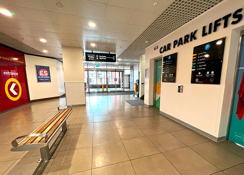 Centre commercial St Johns, Liverpool SKIDATA et Apex Parking ont revitalisé la solution de stationnement existante pour augmenter les revenus.