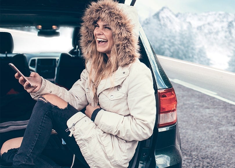 woman-buying-ski-ticket-phone-810x580