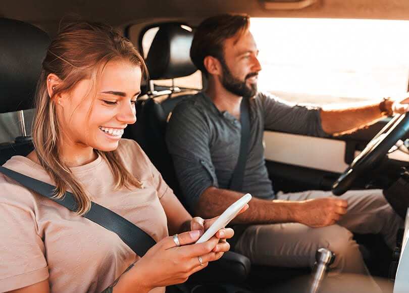 beach-couple-car-mobile-810x580