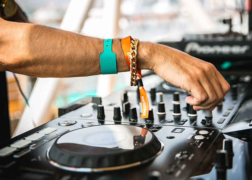 dj-wirstbands-810x580