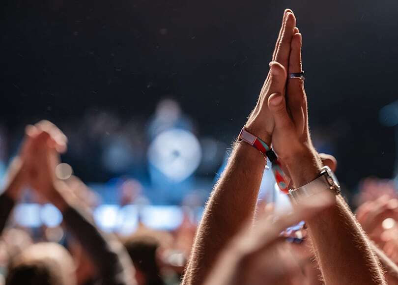 hands-clap-wristband-810x580