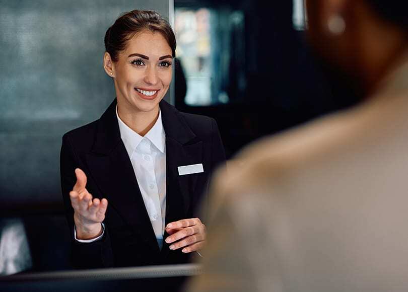 hotel-receptionist-guest-810x580