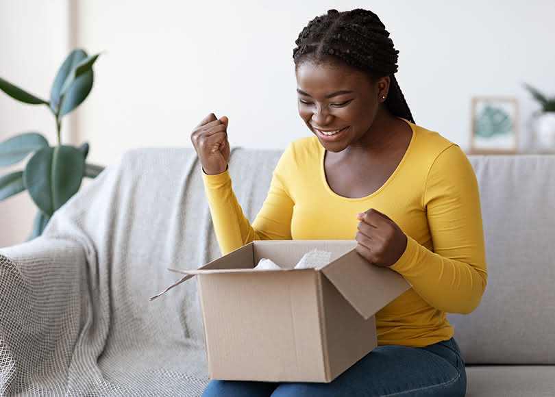 lady-yellow-unboxing-shipment-810x580